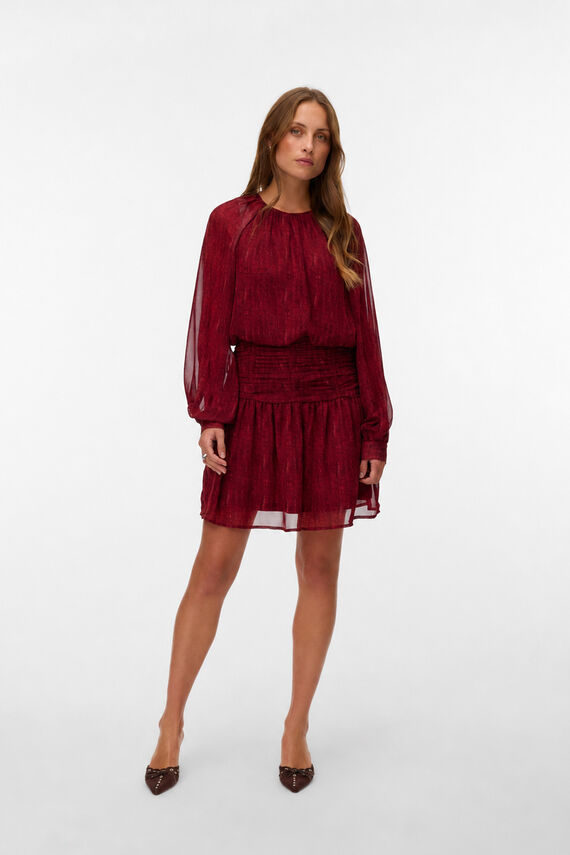 Vestido corto fluido con cintura drapeada