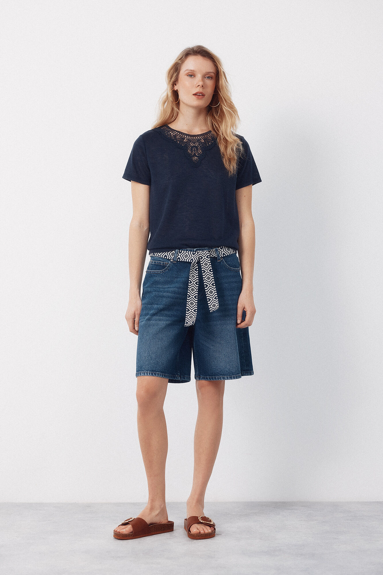 Cortefiel Camiseta escote guipur