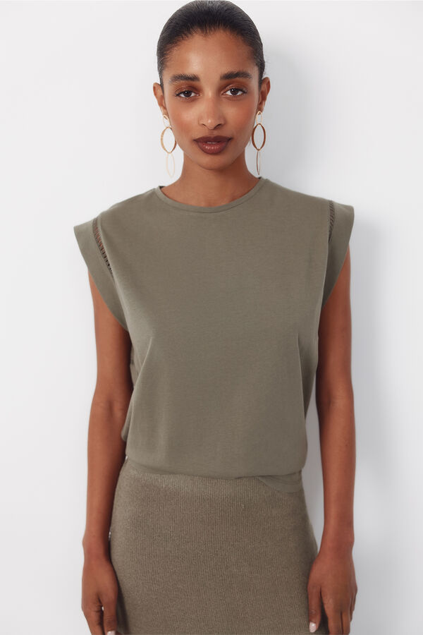 Cortefiel Camiseta com detalhe em renda na cava. Verde