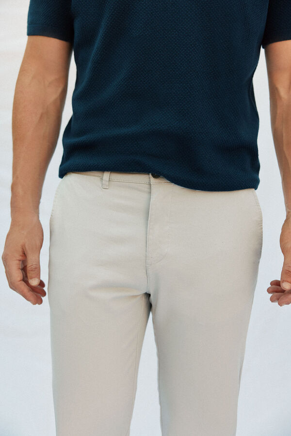 Cortefiel Pantalón chino ligero regular fit Gris