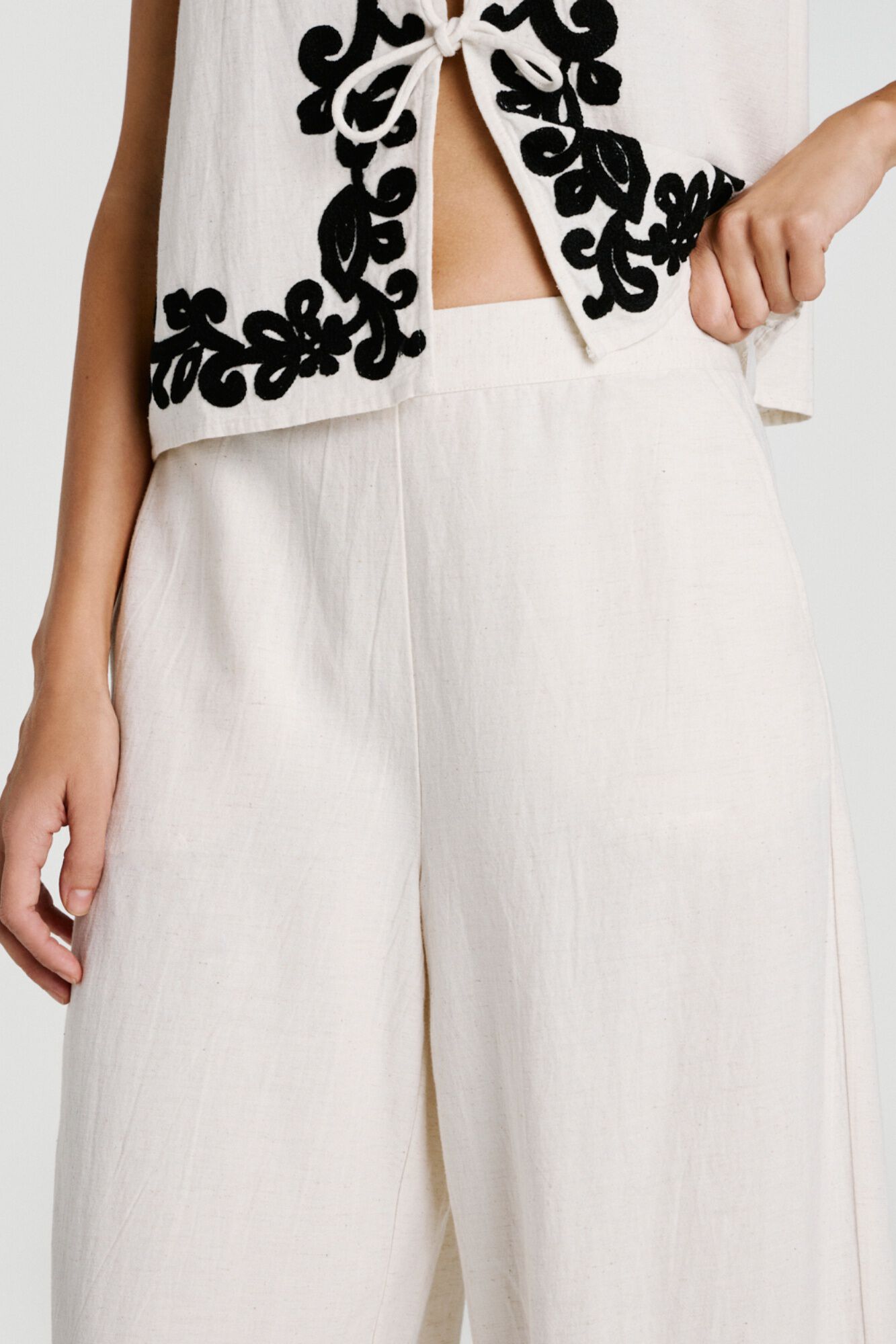 Vila Pantal&oacute;n largo de lino con bordados