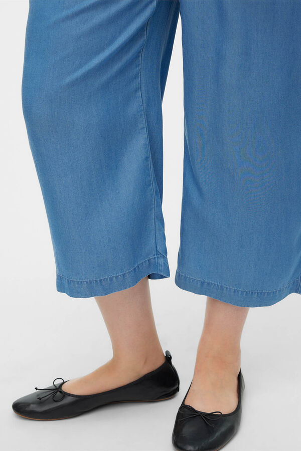 Vero Moda Curve Calça denim cropped plus size fluído Azul