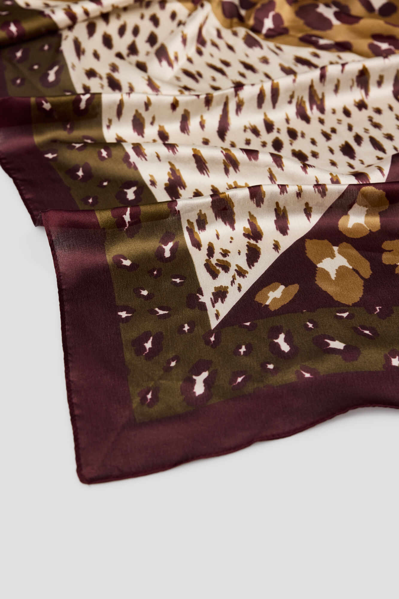 Cortefiel Animal print satin-finish scarf