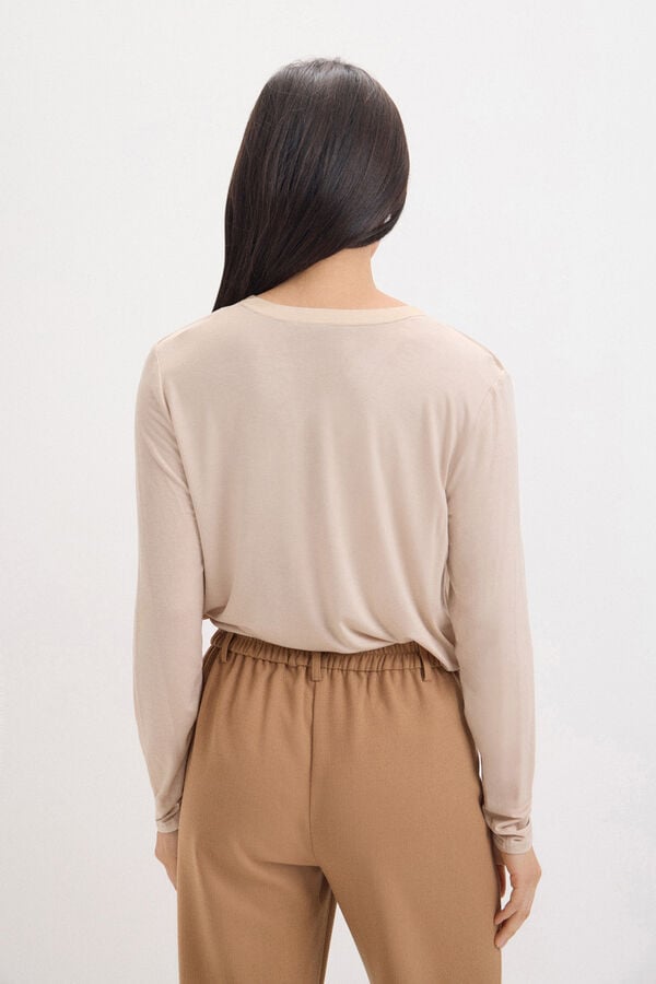 Cortefiel Top fluido con cuello mao Beige