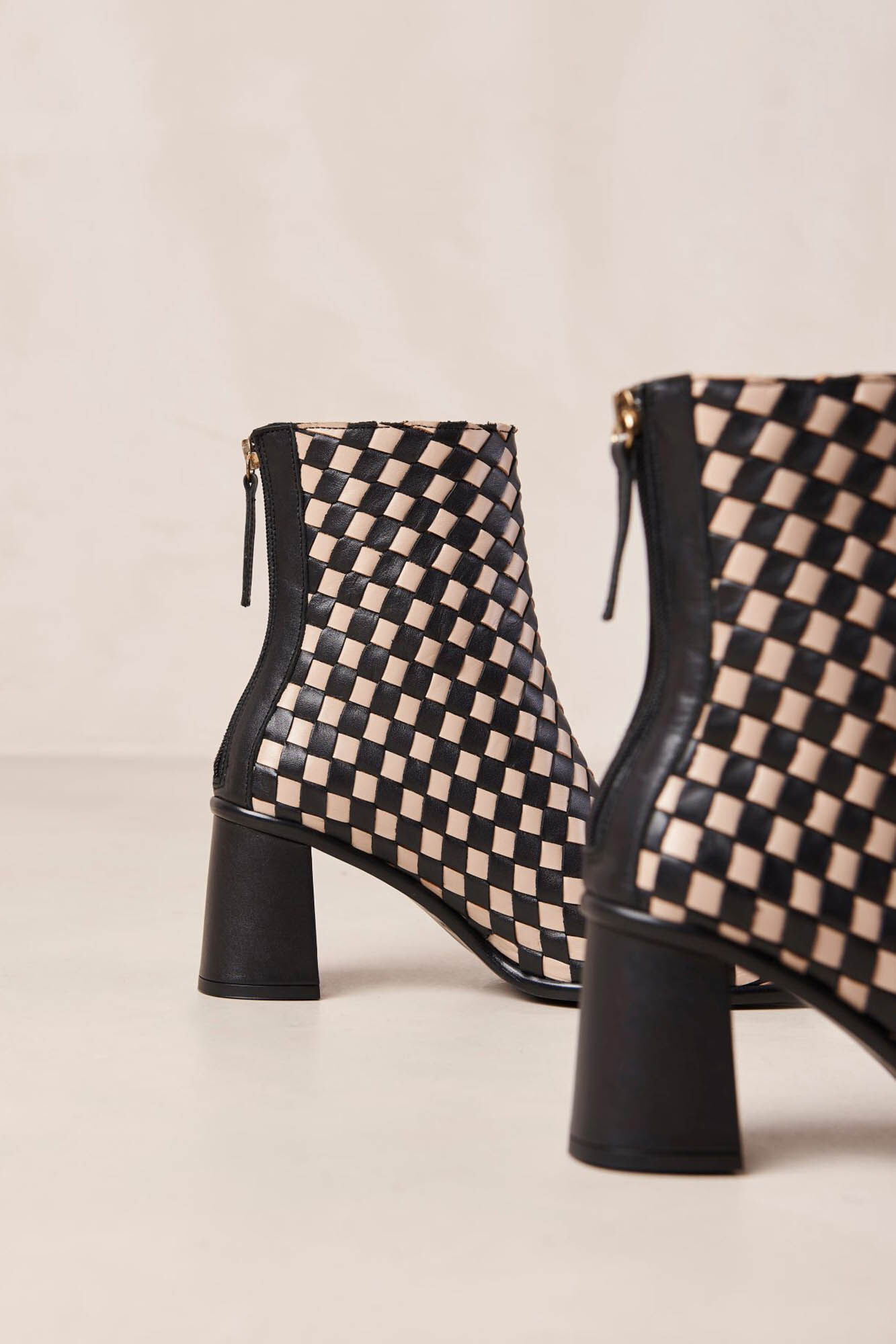 Botines West trenzados en color beige stone y negro Chaussures