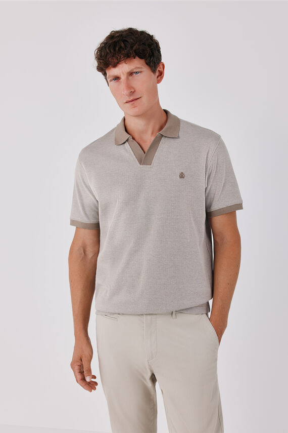 Polo estructura cuello abierto