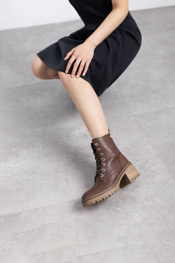 XTI Bot&iacute;n con cordones Marr&oacute;n oscuro