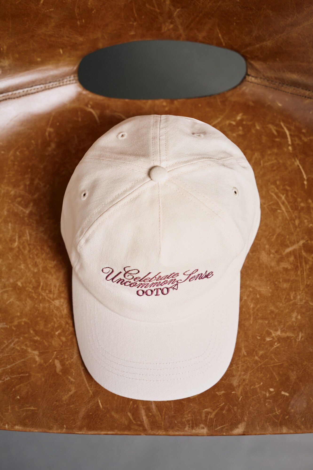 OOTO Bon&eacute; com viseira de t&ecirc;xtil