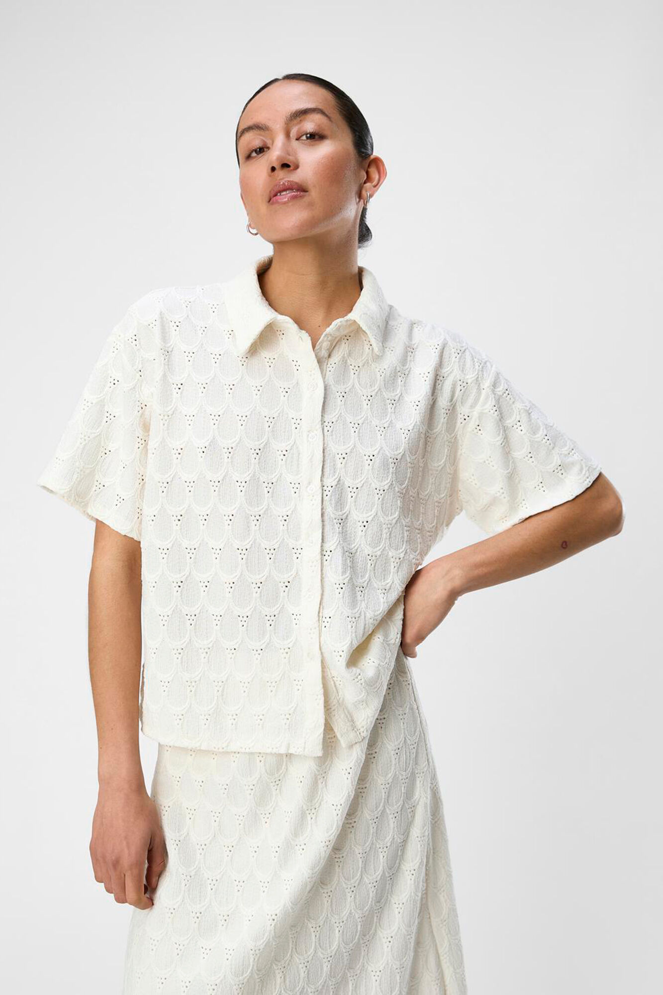 Camisa bordados perforados 2025