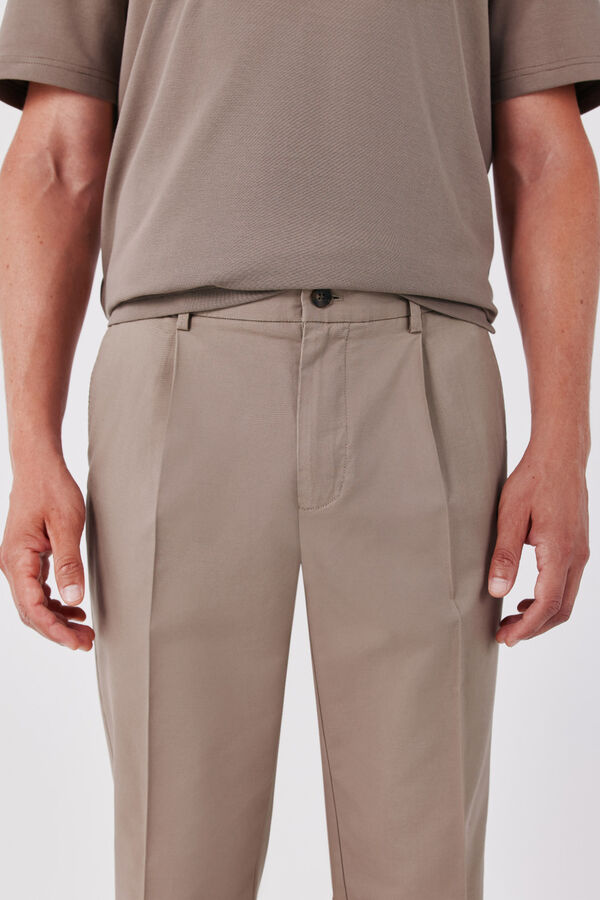 Cortefiel Chinos with comfort pleats regular Brown