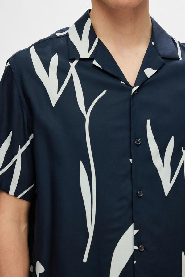 Cortefiel Camisa de manga curta com print confecionada 100% com viscose Ecovero.  Azul