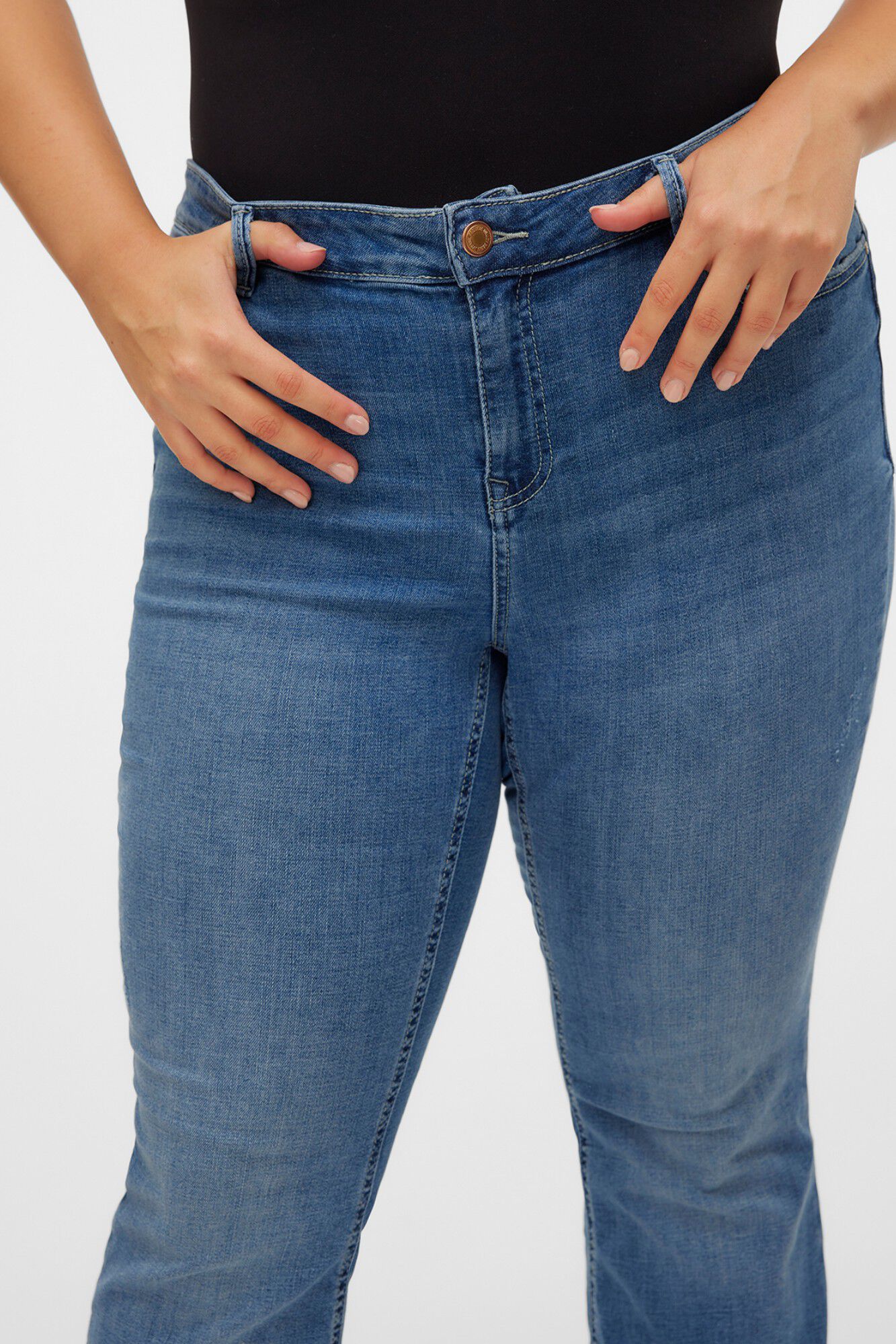 Vero Moda Curve Jeans flare subtis el&aacute;sticos