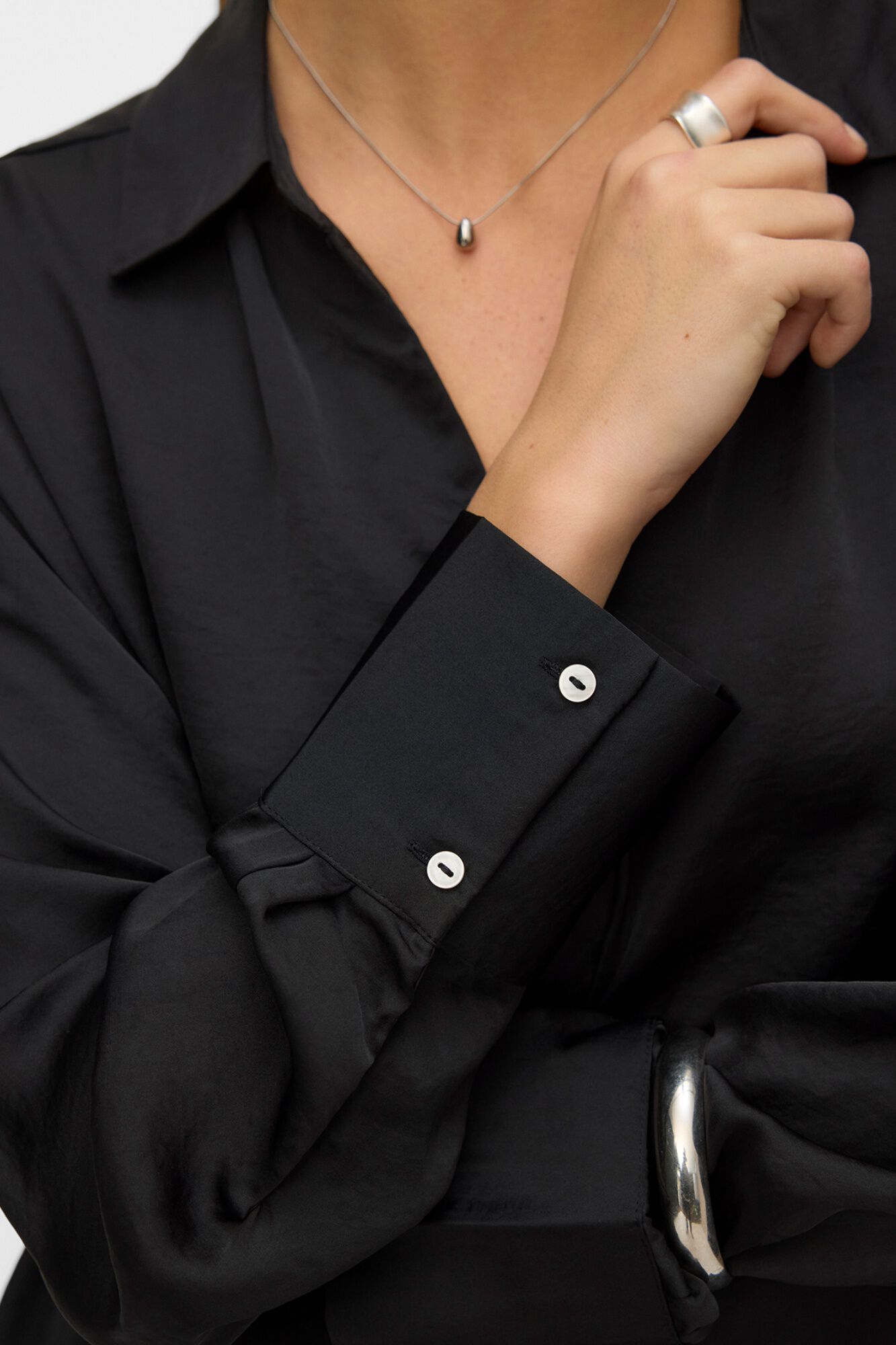 Vero Moda Camisa acetinada de corte folgado