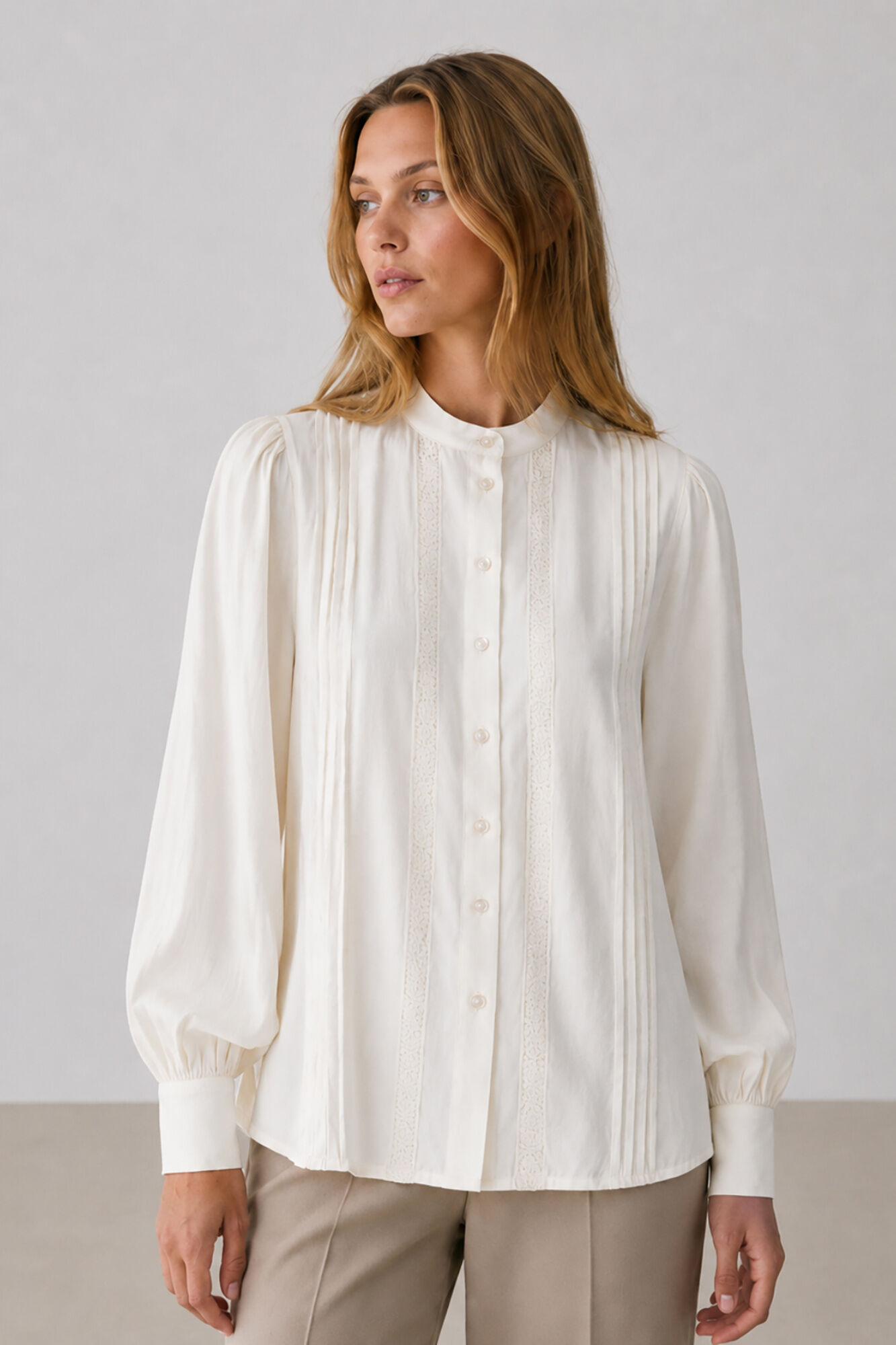 Vila Blusa com detalhes plissados e renda
