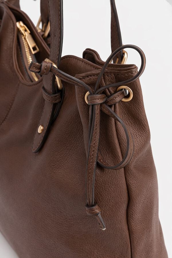 Vilanova Mala com la&ccedil;os Castanho