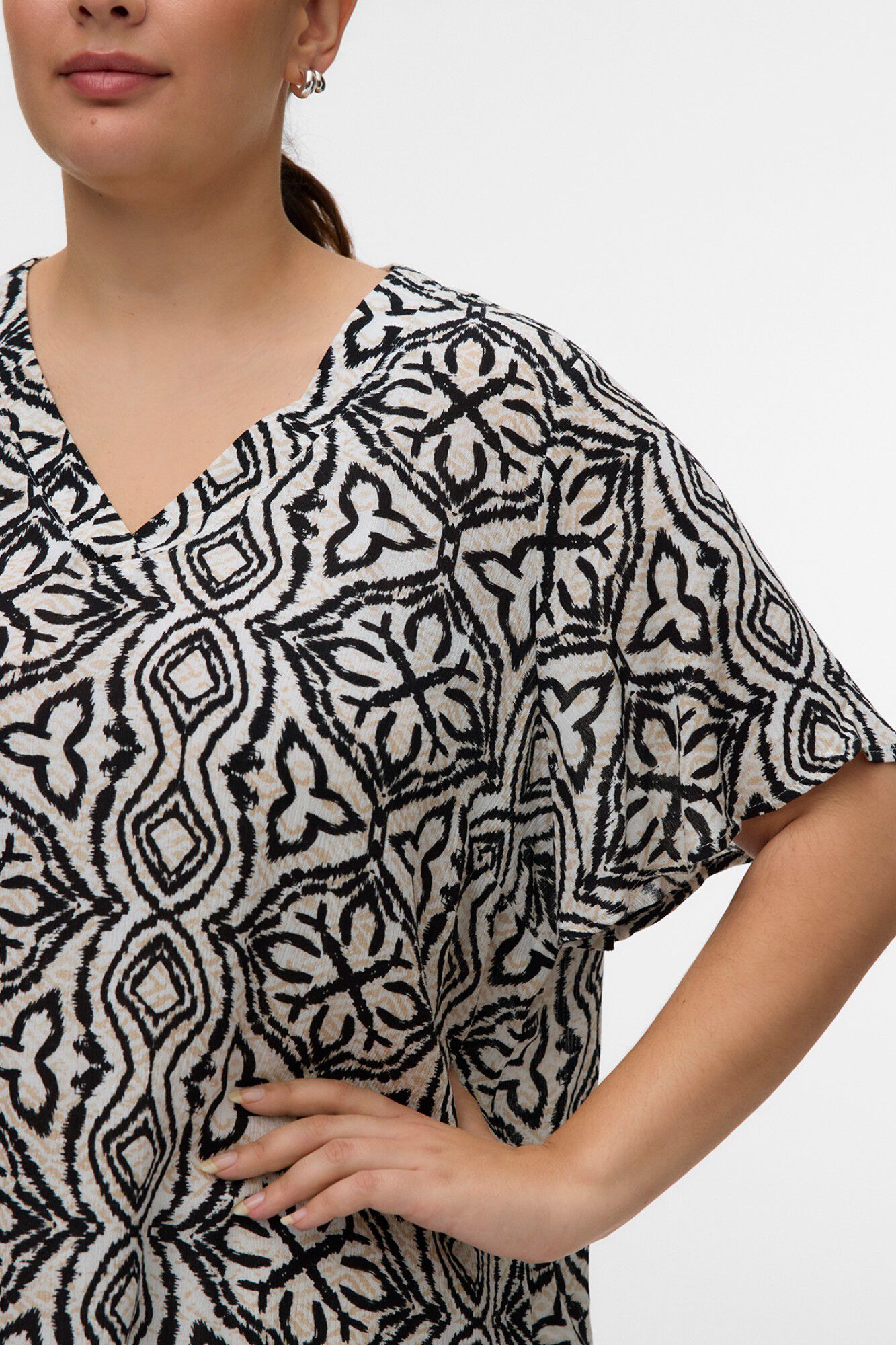 Vero Moda Curve Top de manga corta y cuello pico talla grande