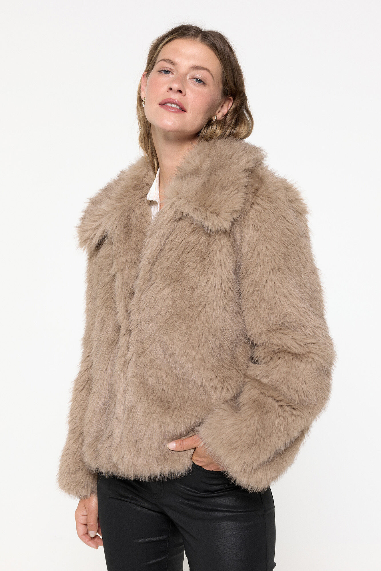Short faux fur coat Women s coats and parkas Cortefiel