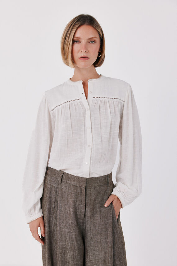 Blusa bordado contraste