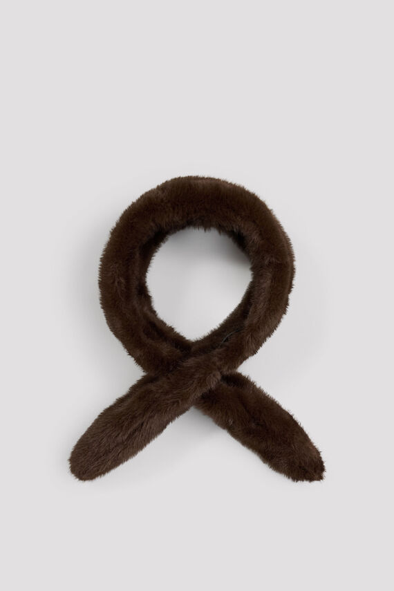 Cuello cruzado efecto pelo