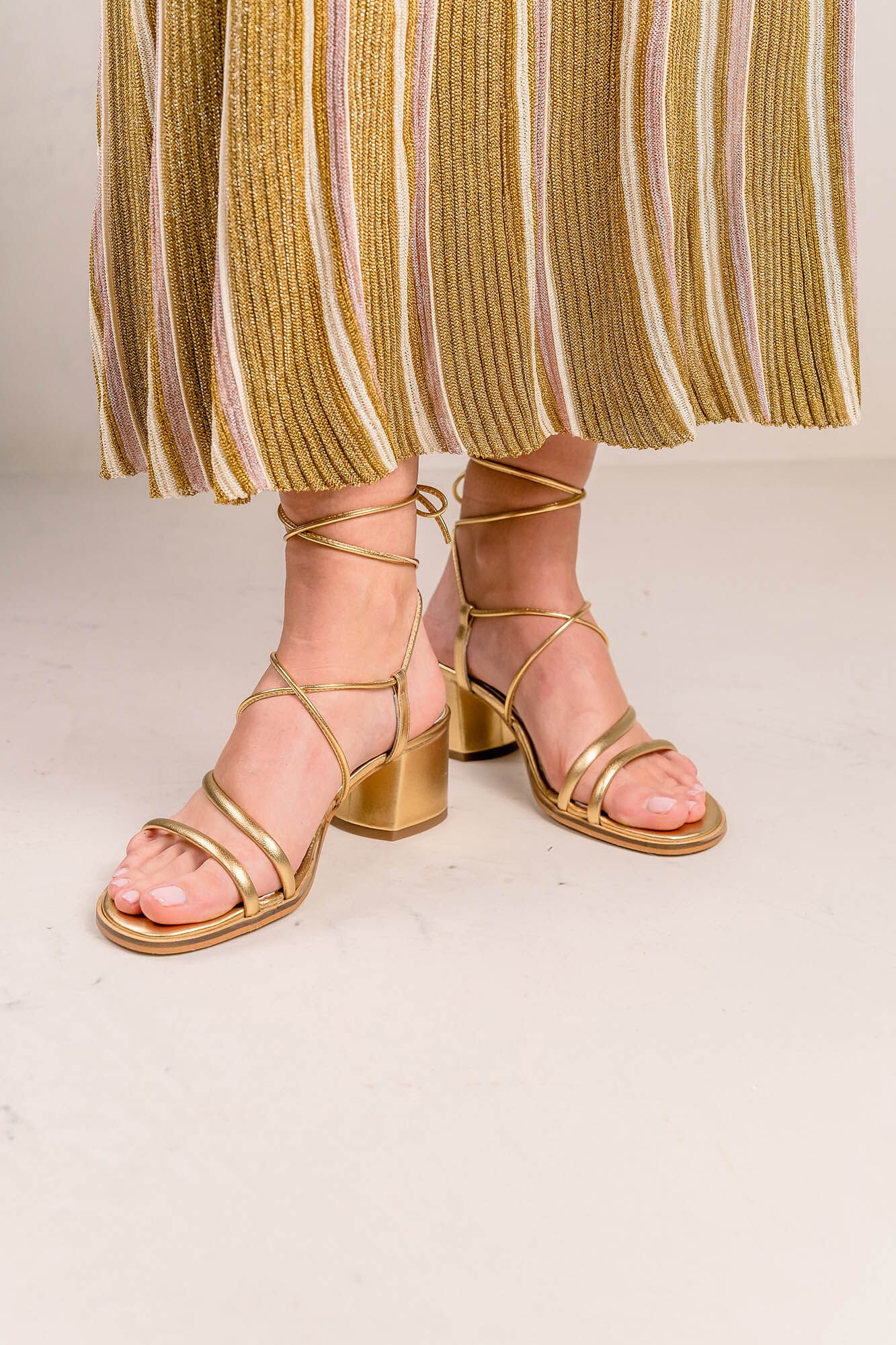 Bryan Stepwise Sandalia tac&oacute;n ancho