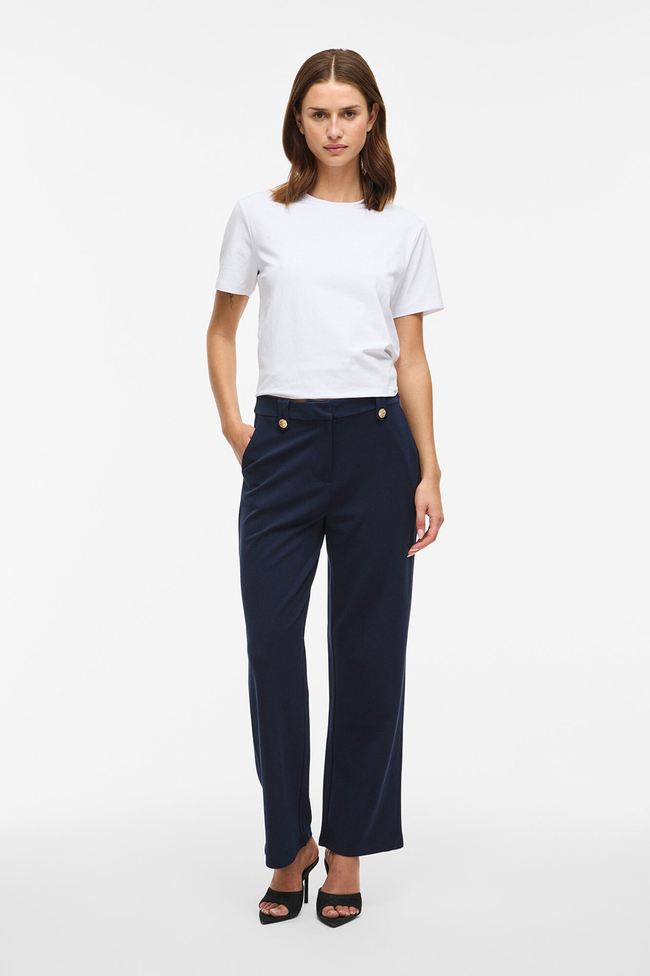 Vila Cal&ccedil;as largas com bot&otilde;es