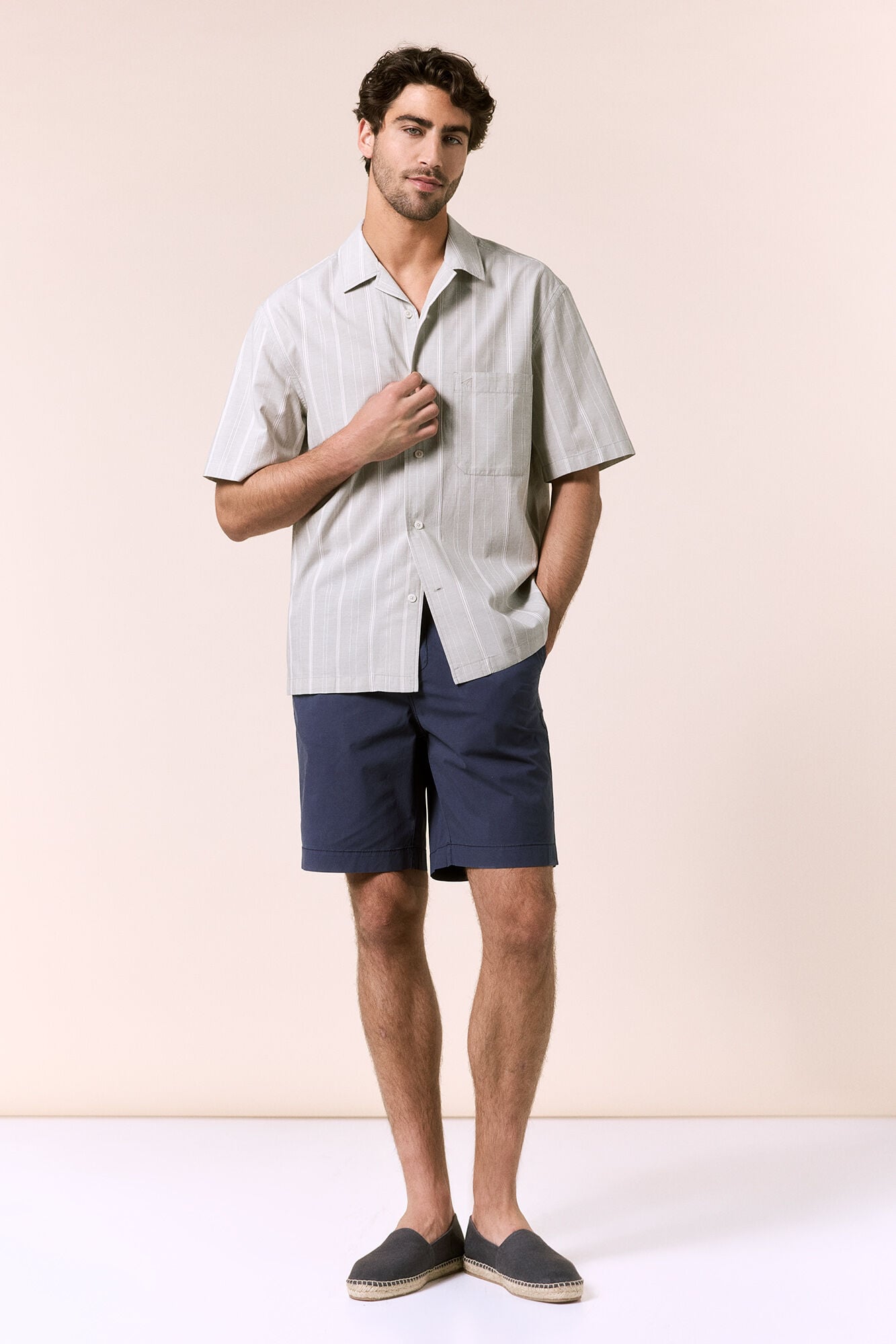 OOTO Camisa de riscas de manga curta com gola bowling