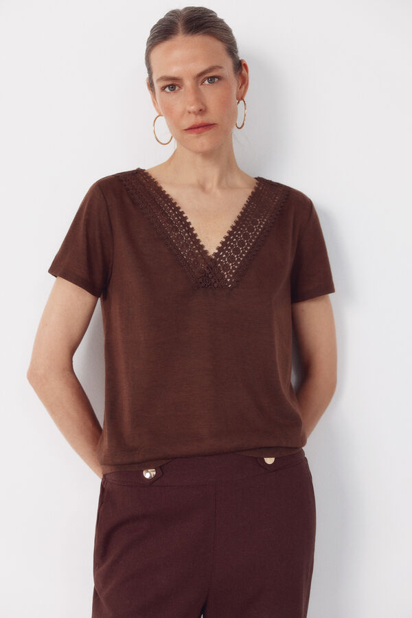 Cortefiel V t-shirt with trim Brown