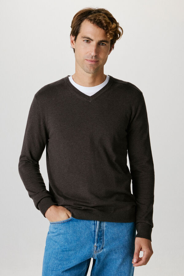 Selected Camisola com gola em V confecionada em algodão orgânico. Corte Regular Fit. Castanho