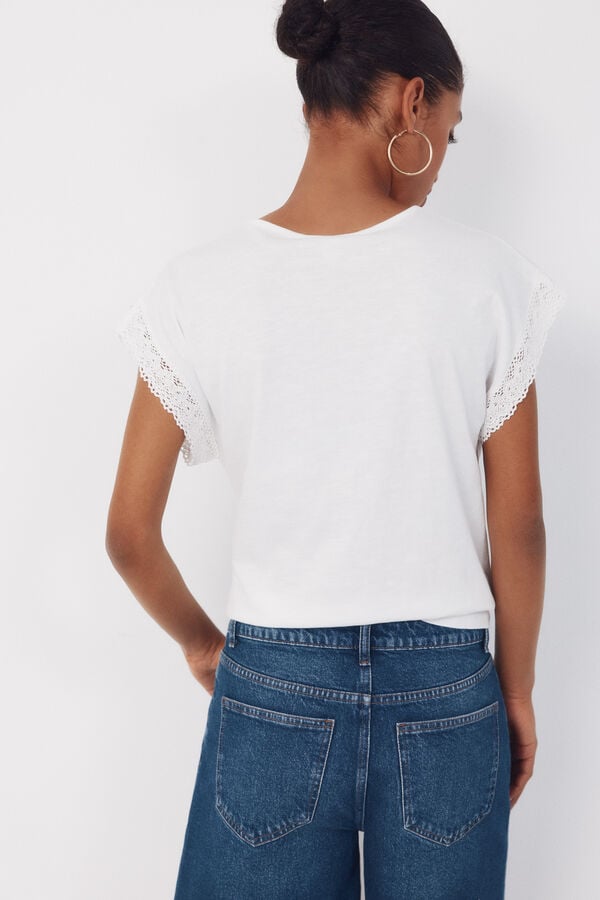 Cortefiel Camiseta de tecido texturizado com detalhes. Branco