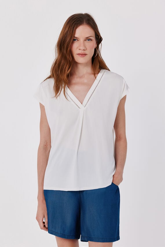 Camiseta pico con detalle puntilla