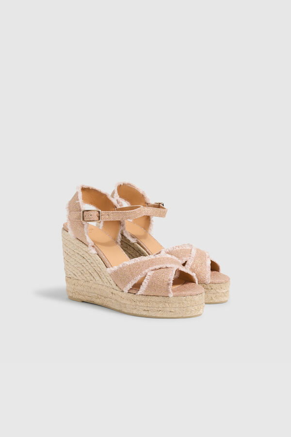 Casta&ntilde;er Sand&aacute;lia de cunha Bromelia linho Subiu