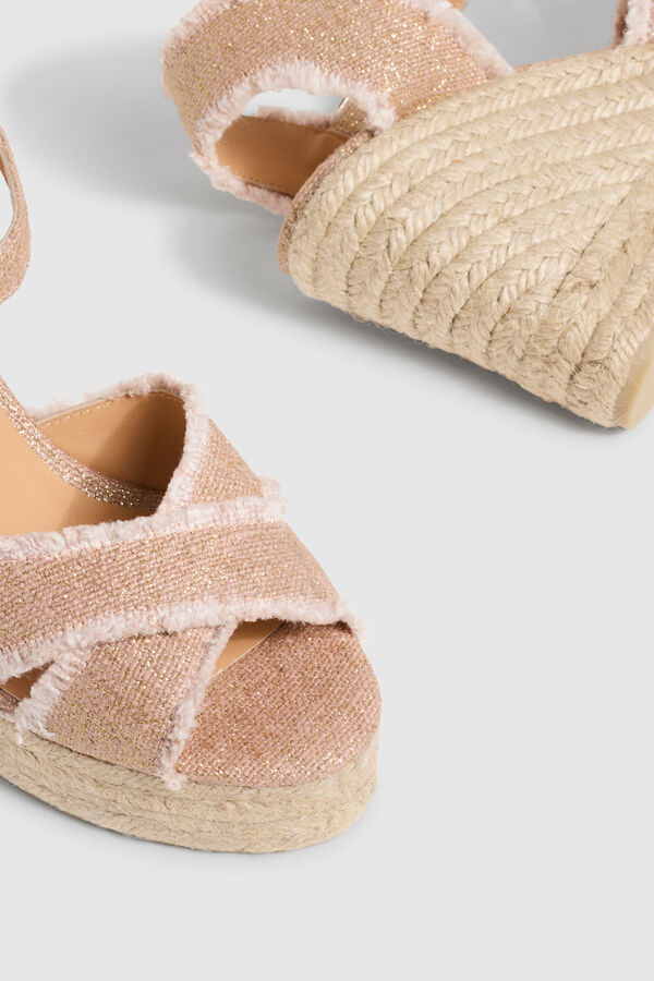 Casta&ntilde;er Sand&aacute;lia de cunha Bromelia linho Subiu