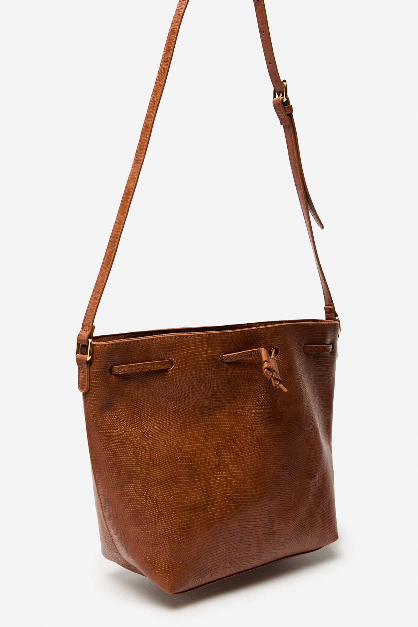 Bolso bucket Bolsos de mujer Cortefiel