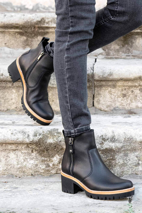 Cortefiel Leather boots with leather lining Black