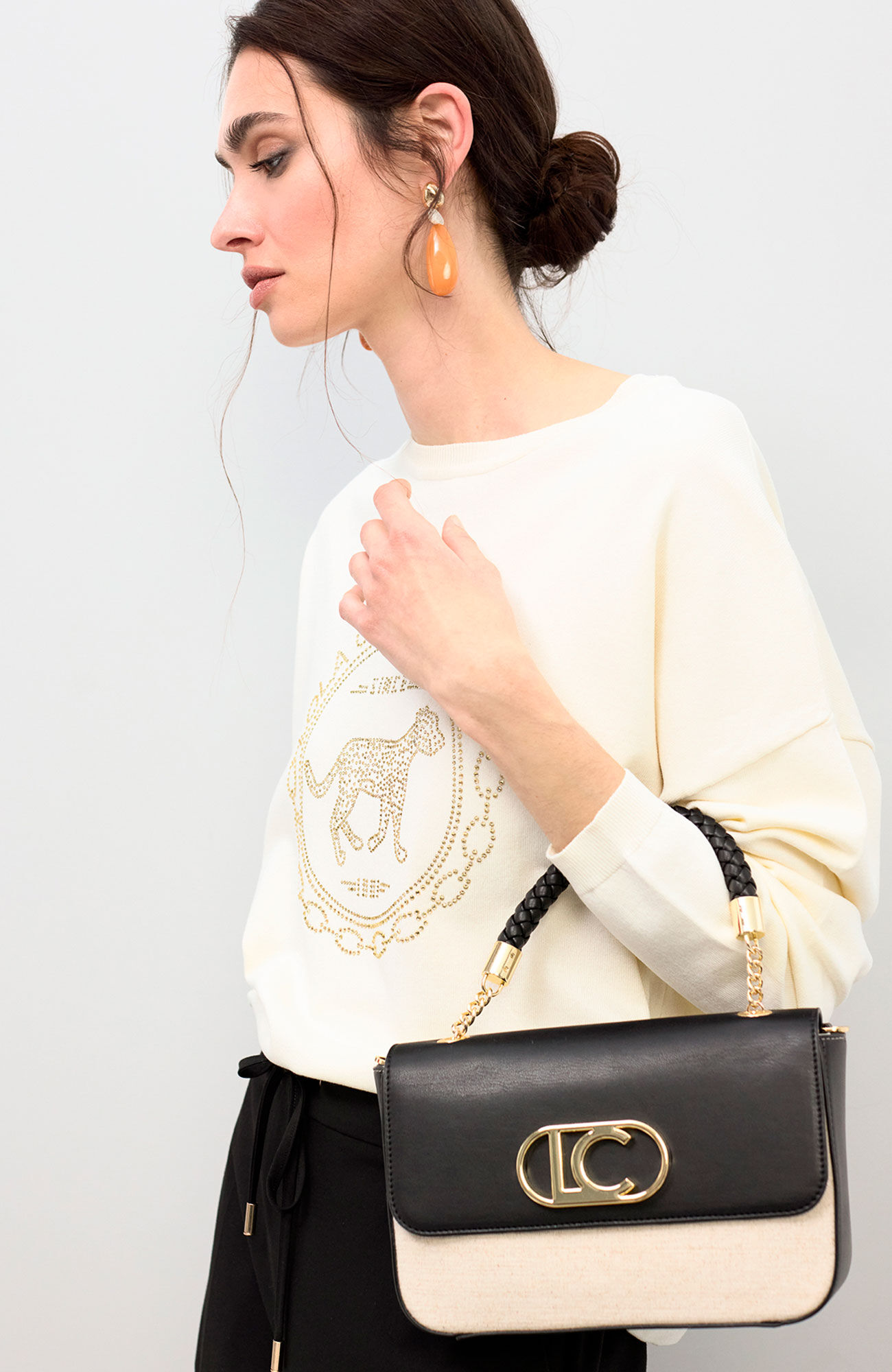 Lola Casademunt Mala a tiracolo com aba