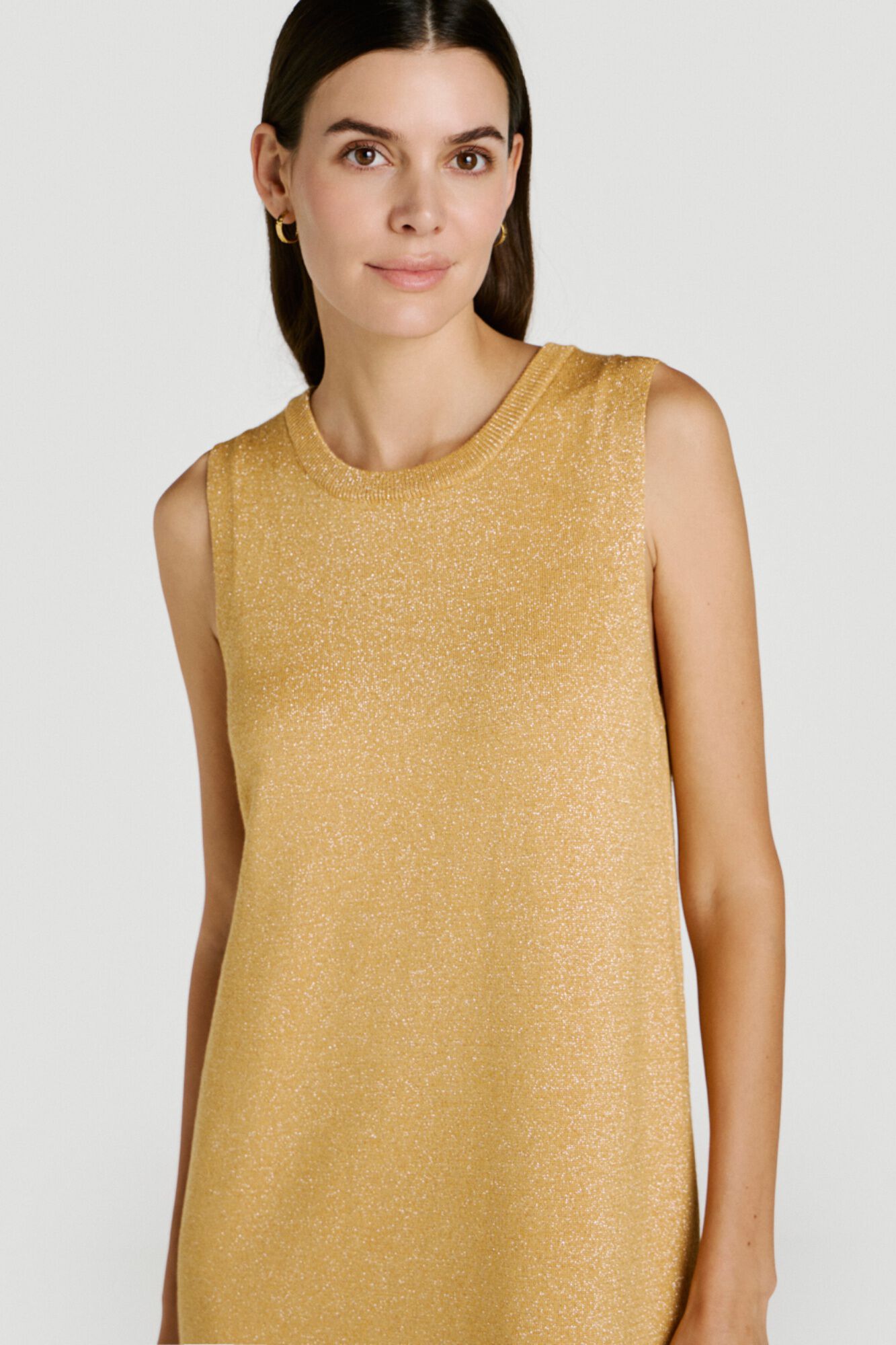 Vila Vestido midi em malha canelada abotoado