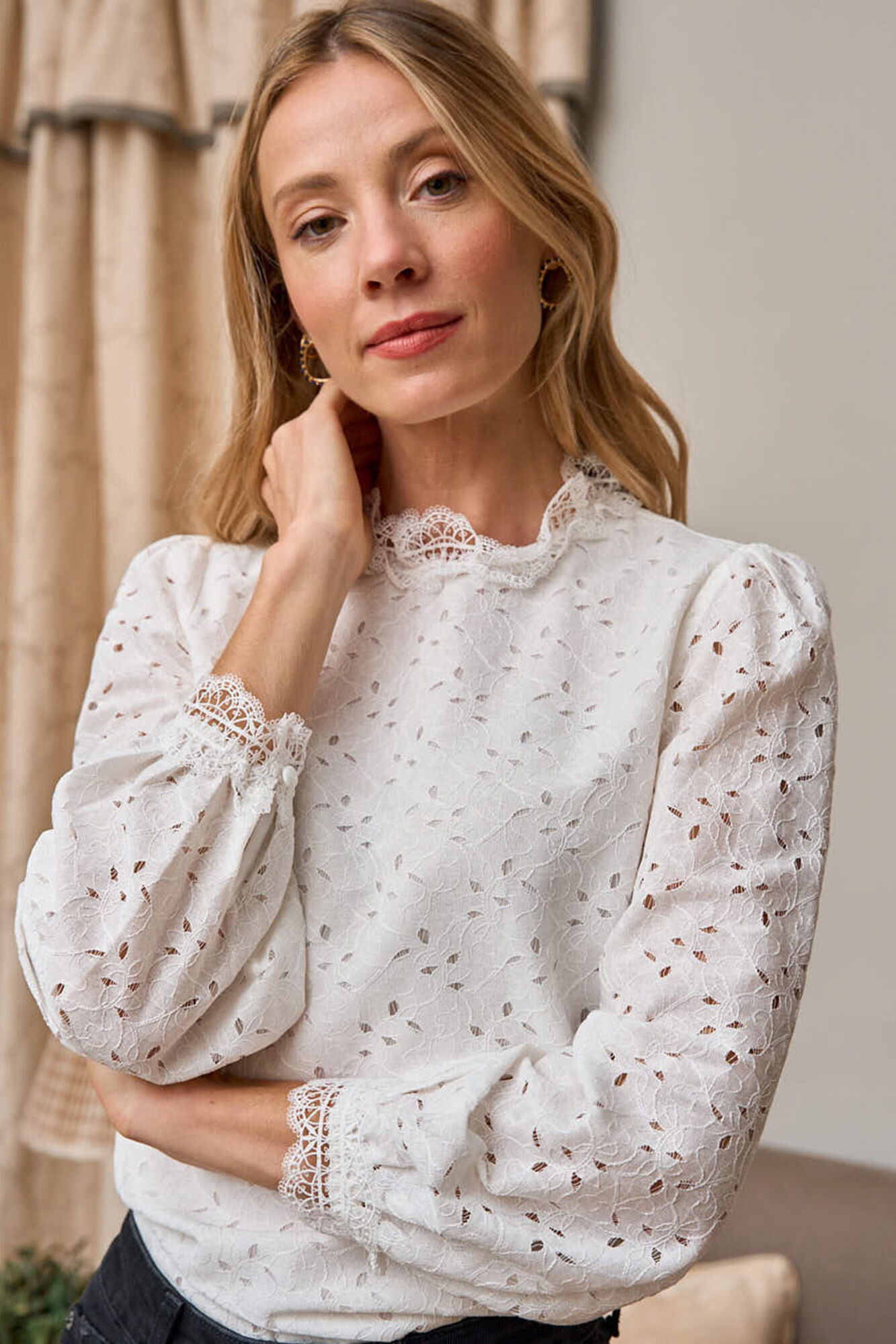 Blusas con puntillas sales