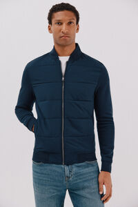 Cortefiel <br>-Regular fit<br>-Tejido felpa combinado con tejido técnico <br>-Cierre frontal con cremallera, cuello bomber y bolsillos laterales<br>-Al comprar nuestros productos de algodón estás apoyando nuestra inversión en la iniciativa Better Cotton. Este pr