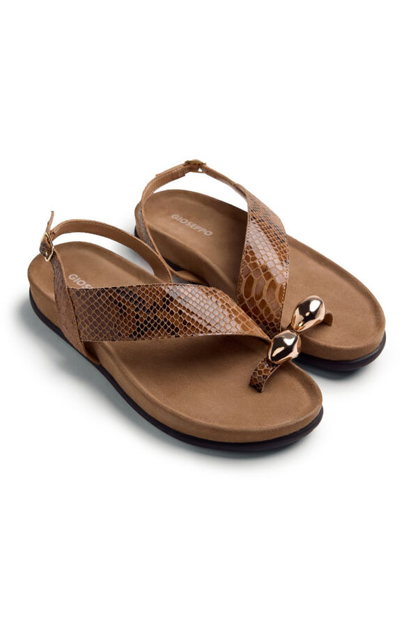Gioseppo Sand&aacute;lias em pele com estampado animal e joia Tanauan Tostado