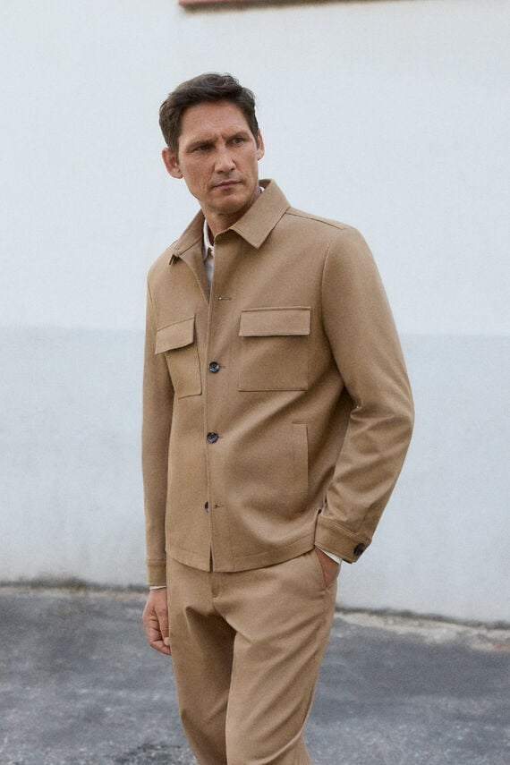 Sobrecamisa traje coordinado tostado
