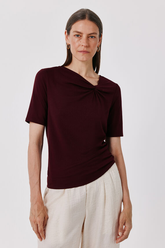 Camiseta nudo escote
