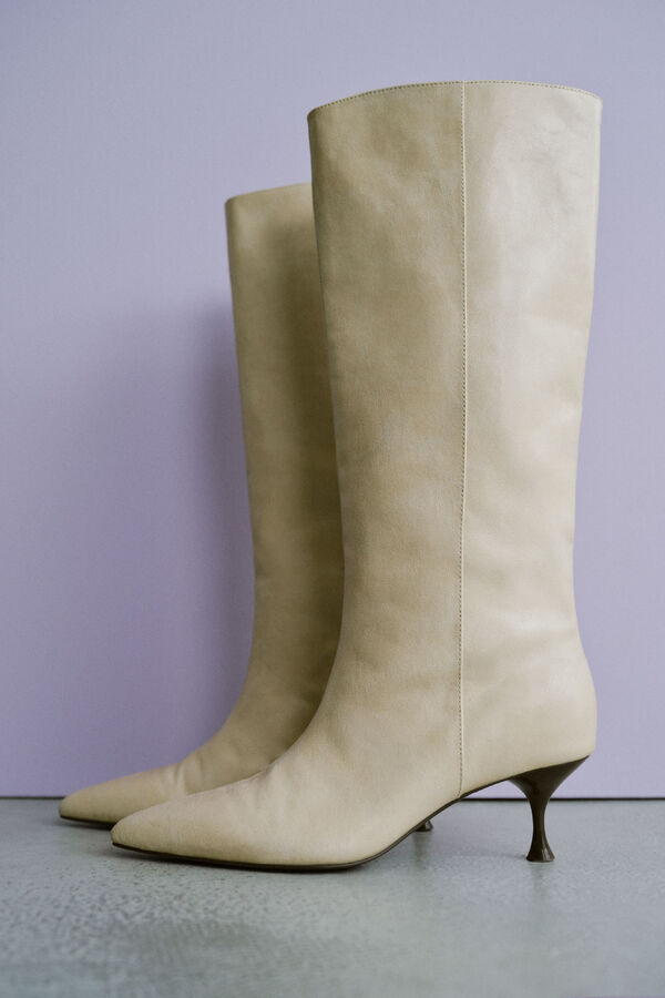 Cortefiel Bota tac&oacute;n kitten efecto coco Beige