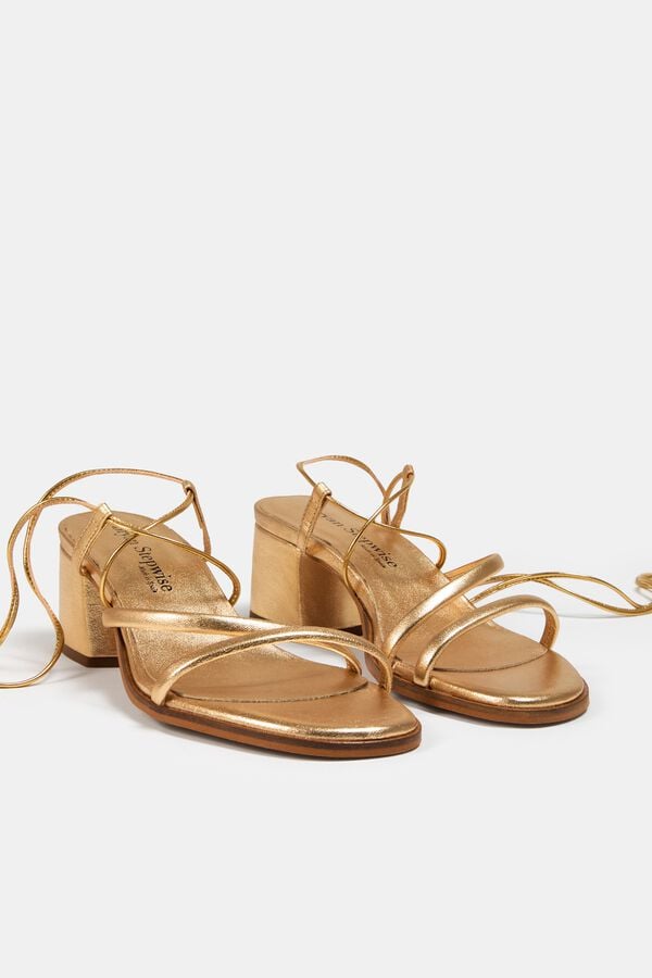 Bryan Stepwise Sand&aacute;lia de salto largo Dourado