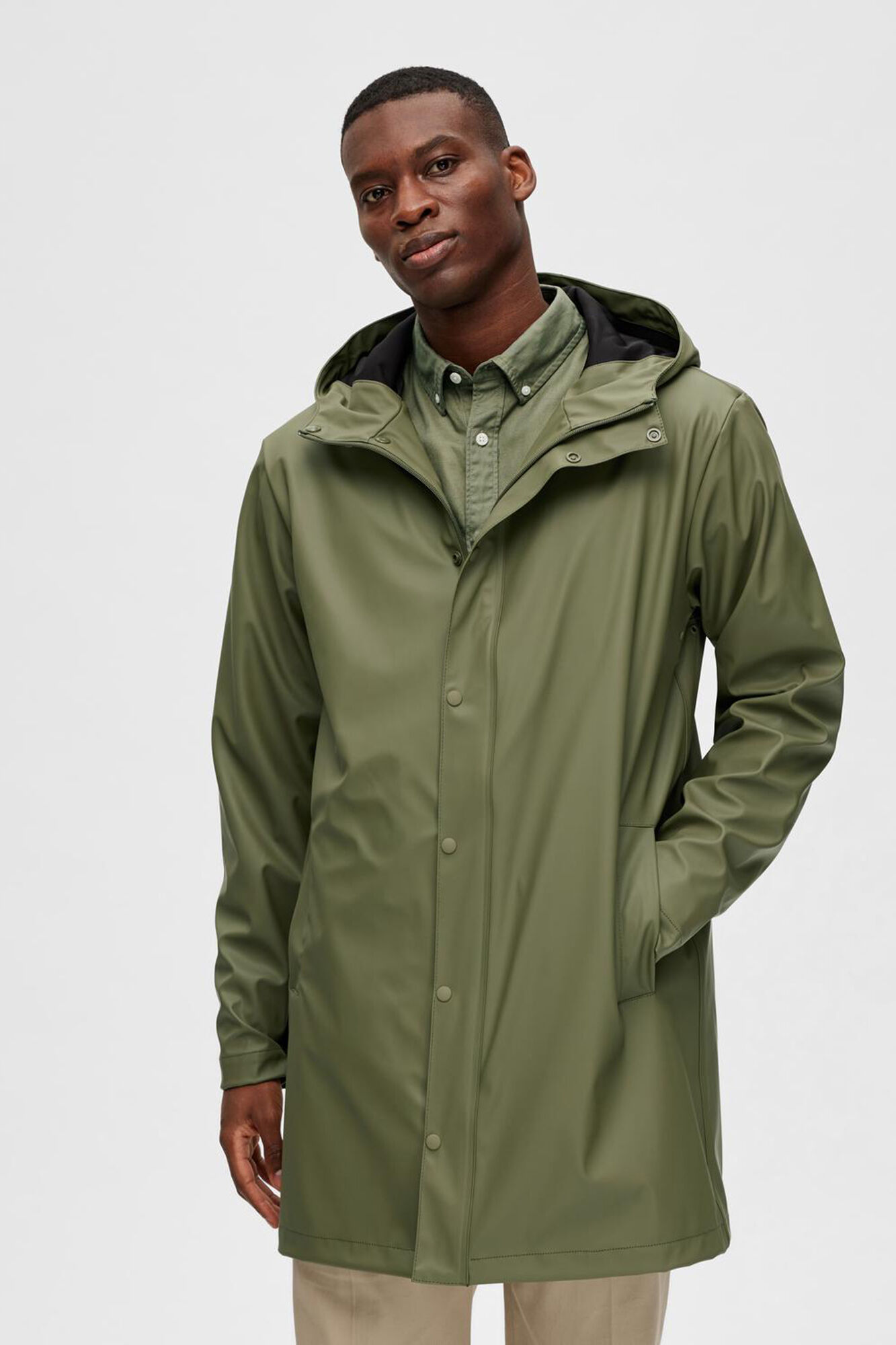 Chubasquero impermeable con capucha. Abrigos de hombre Cortefiel