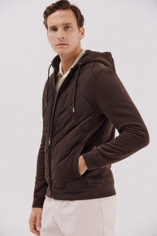 Cortefiel <br>-Regular fit<br>-Tejido felpa combinado con tejido técnico <br>-cierre frontal con cremallera, capucha y bolsillos laterales<br>-Al comprar nuestros productos de algodón estás apoyando nuestra inversión en la iniciativa Better Cotton. Este producto Dark brown