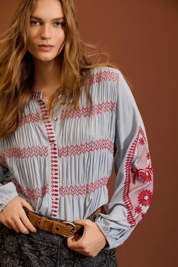 Blusa bordada con frunces