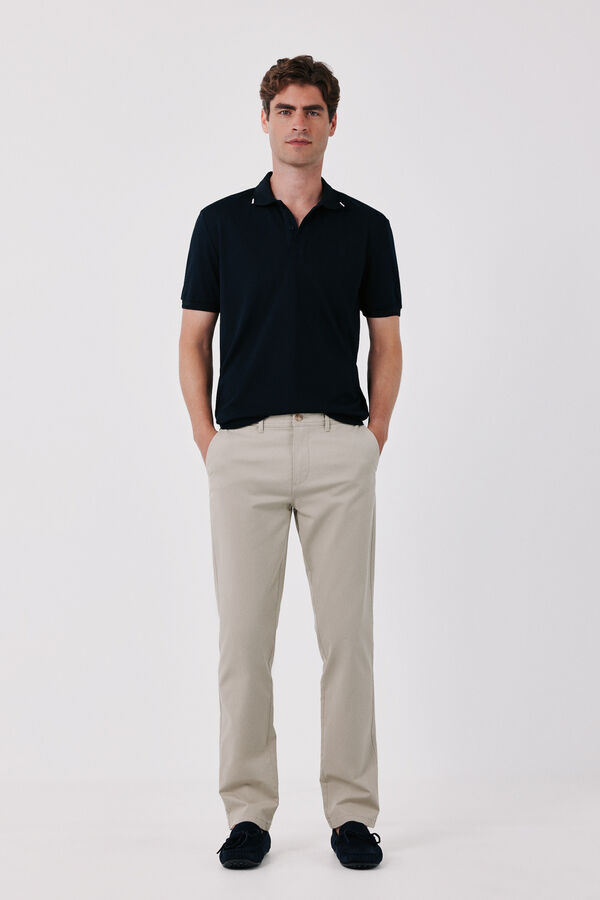 Cortefiel Chino b&aacute;sico ligero regular Beige