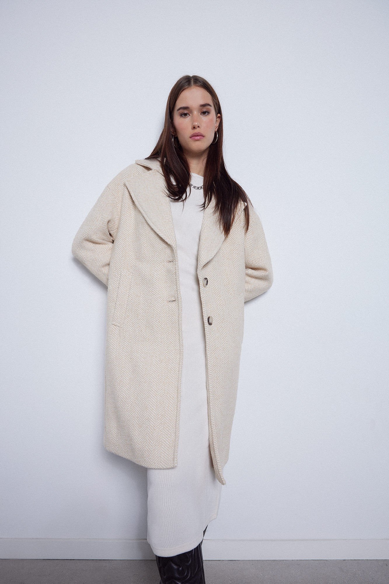 Abrigo oversize tonos arena