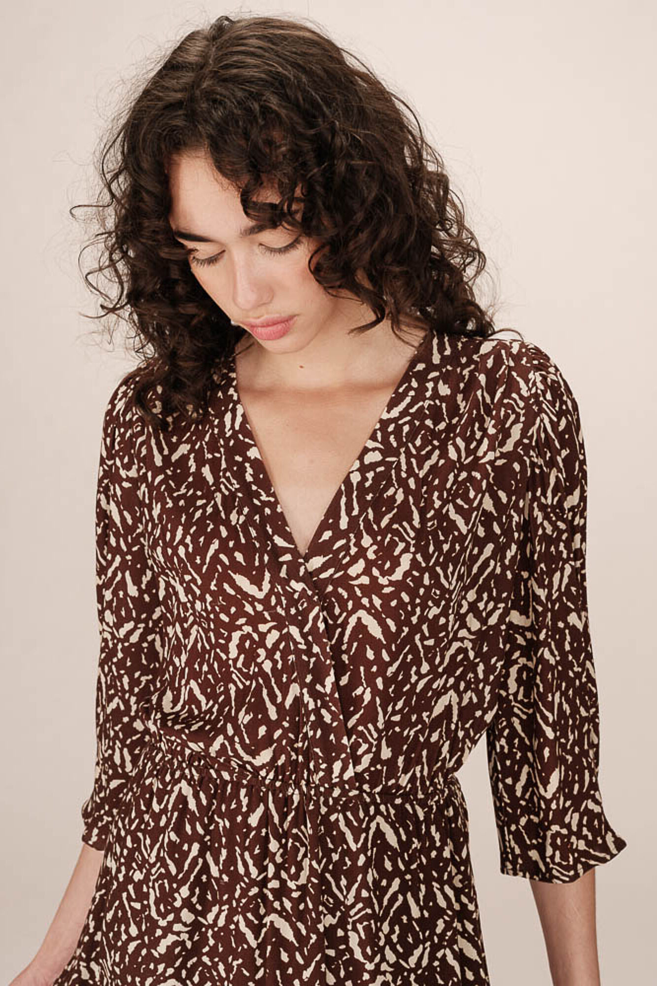 Grace & Mila Vestido curto de manga 3/4 com decote em V e estampado abstrata bicolor