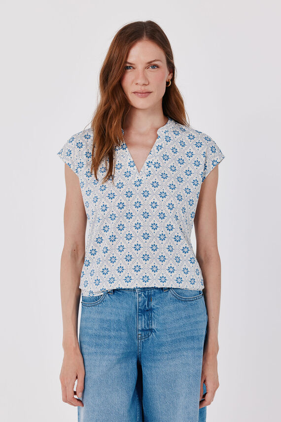 Camiseta básica cuello mao desmentido